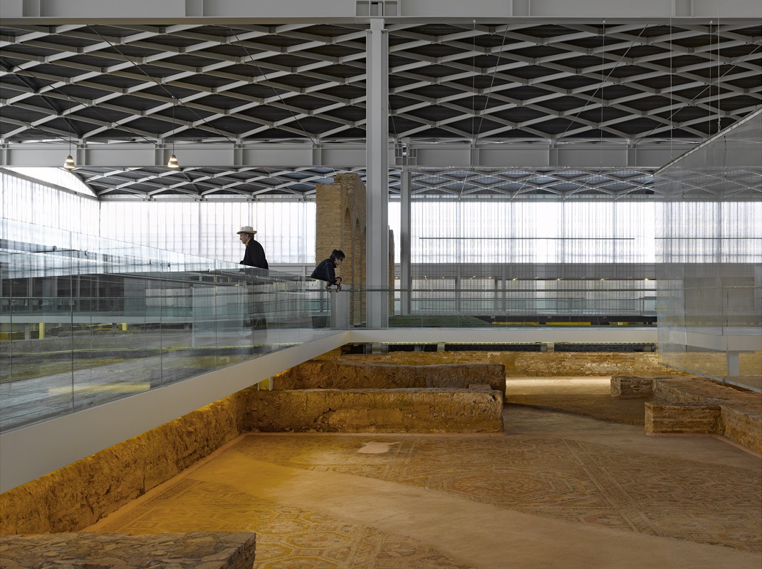 Le Musée archéologique d 'Almería est l 'un des projets que nous exposerons durant威尼斯建筑双年展。图片:Roland Halbe