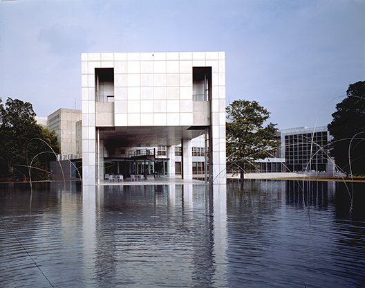 群马县现代美术馆，荒田Isozaki, 1974年。照片:Yasuhiro Ishimoto