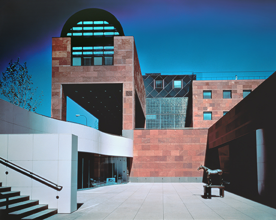 洛杉矶当代艺术博物馆，Arata Isozaki, 1986年。照片:Yasuhiro Ishimoto